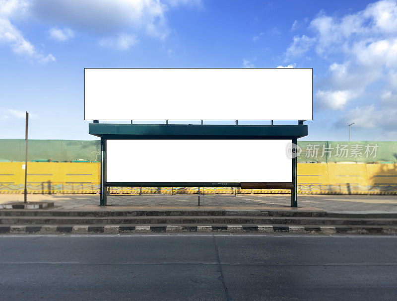印度孟买新公交车站的正面，上面空白的地方放着商业横幅模型广告牌，哦，户外。印度公交车站的品牌模型。一个完整的公共汽车站的广告。
