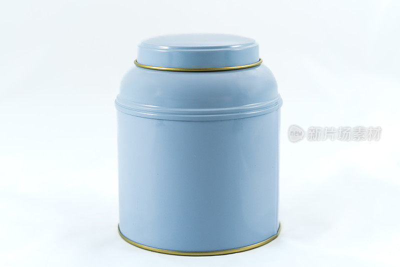 蓝色锡罐的模型与金色衬里，空间添加文字。适合与茶或咖啡隔离在白色上。