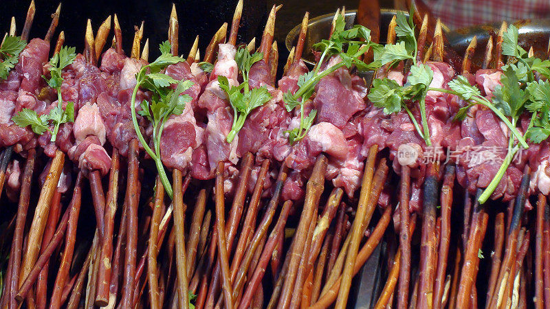 中国西安当地市场展示的牛肉串