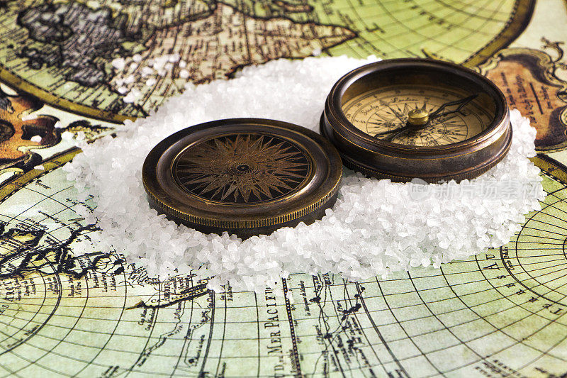 世界地图上的古代指南针。