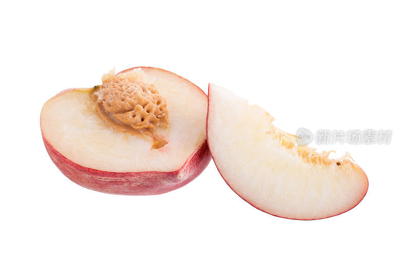成熟的新鲜桃子，一半和薄片孤立在白色背景上