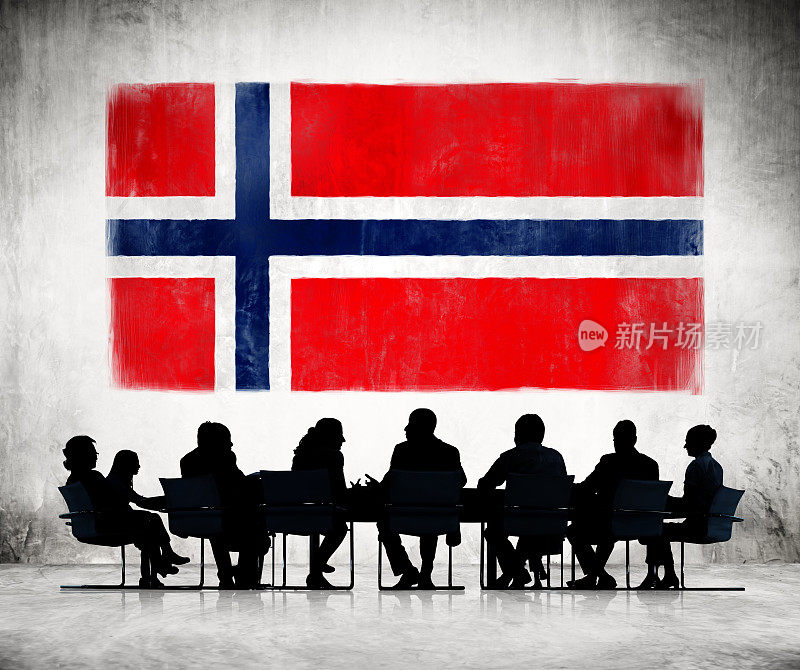 商务人士在用挪威国旗开会