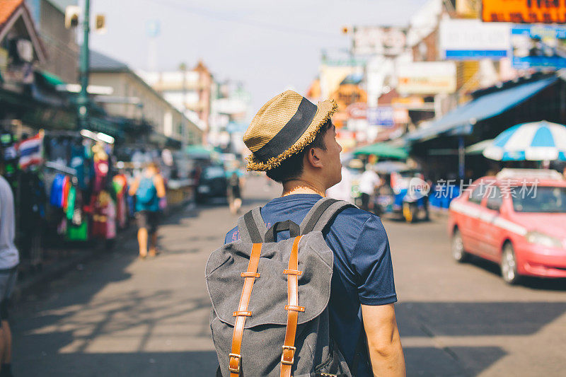 考山路户外市场的年轻亚洲背包客