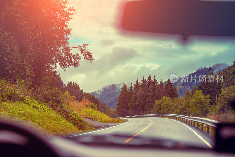 视图从挡风玻璃。在山路上开车。挪威自然