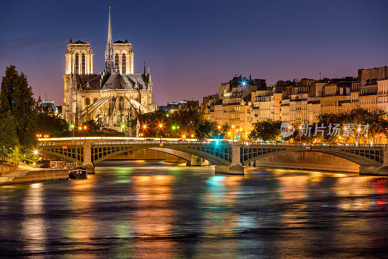 黄昏时分的巴黎圣母院、塞纳河和萨利桥。法国