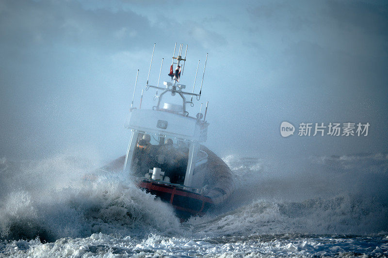 一艘海岸警卫队船只在海上遭遇风暴