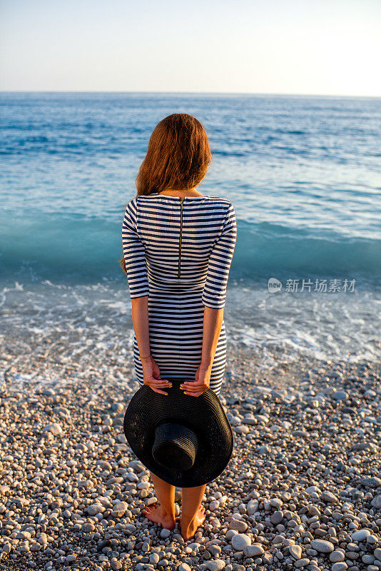 海滩上穿着脱衣戴着帽子的女人