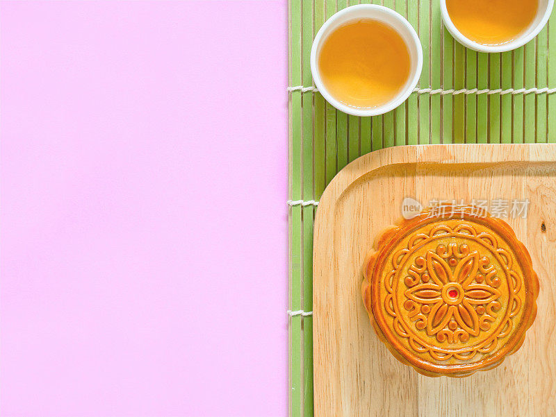 中秋节用木盘子装的月饼