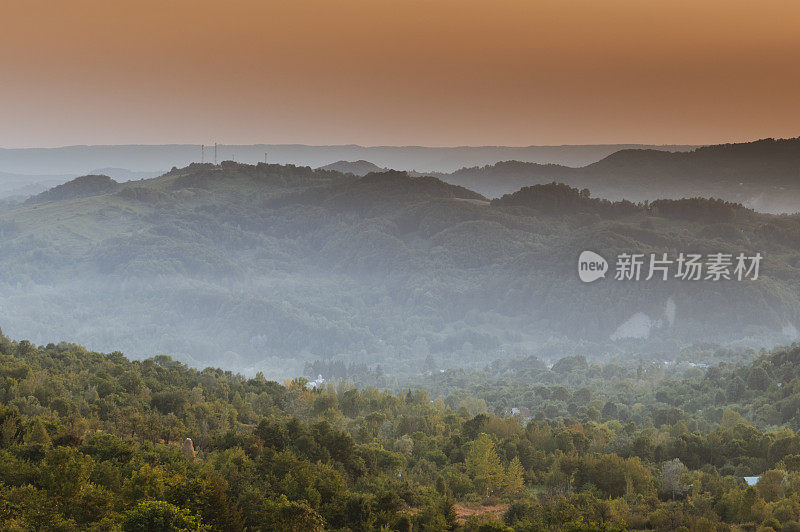 黄昏时的山谷景观