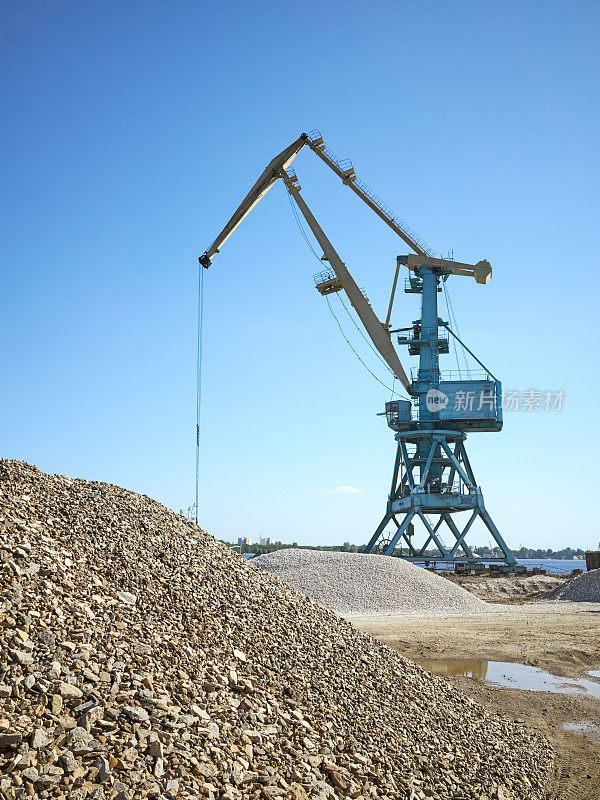 Сrane推土机挖土，蓝天