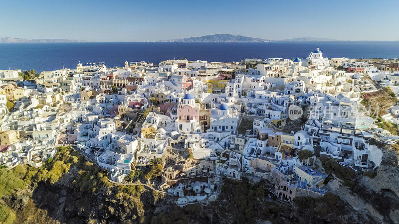 希腊伊亚的白色房屋和蓝色圆顶教堂的鸟瞰图