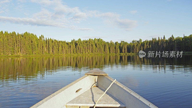 美丽的湖在魁北克省，加拿大