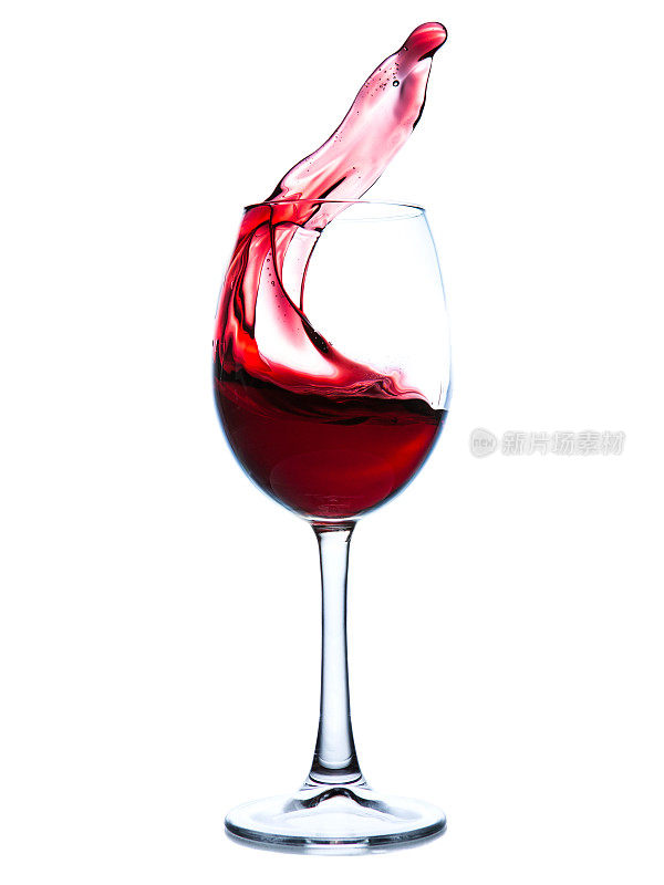 玻璃杯里溅起的红酒