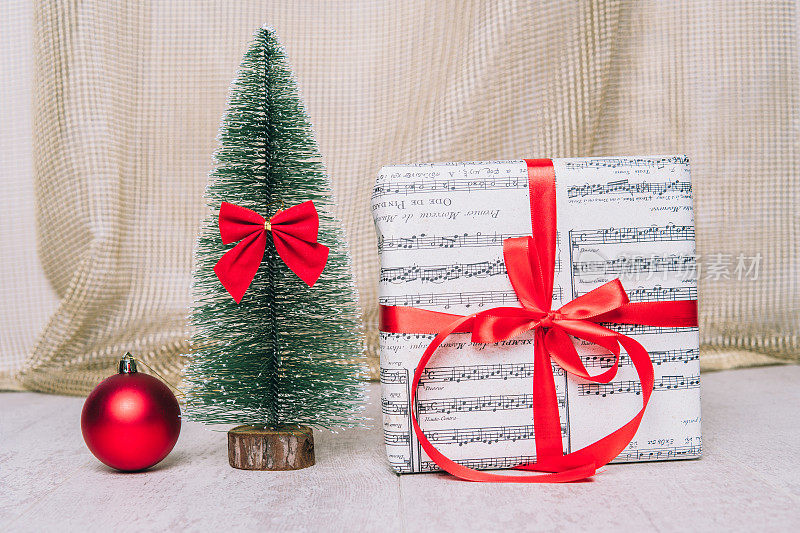 圣诞装饰品、小圣诞树、圣诞礼物