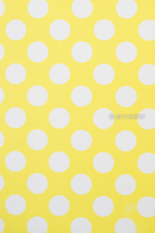 黄色的墙和白色的圆点图案