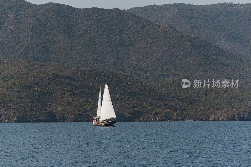 在土耳其穆格拉的波德鲁姆湾，传统的帆船在蓝色之旅中航行