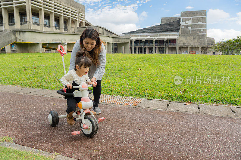 妈妈和小女孩在公园里玩