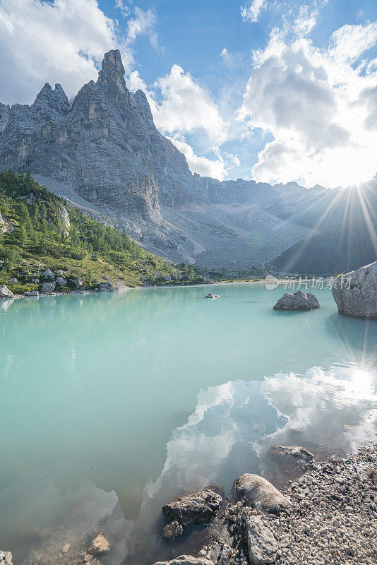 Sorapiss湖和Dolomites，意大利