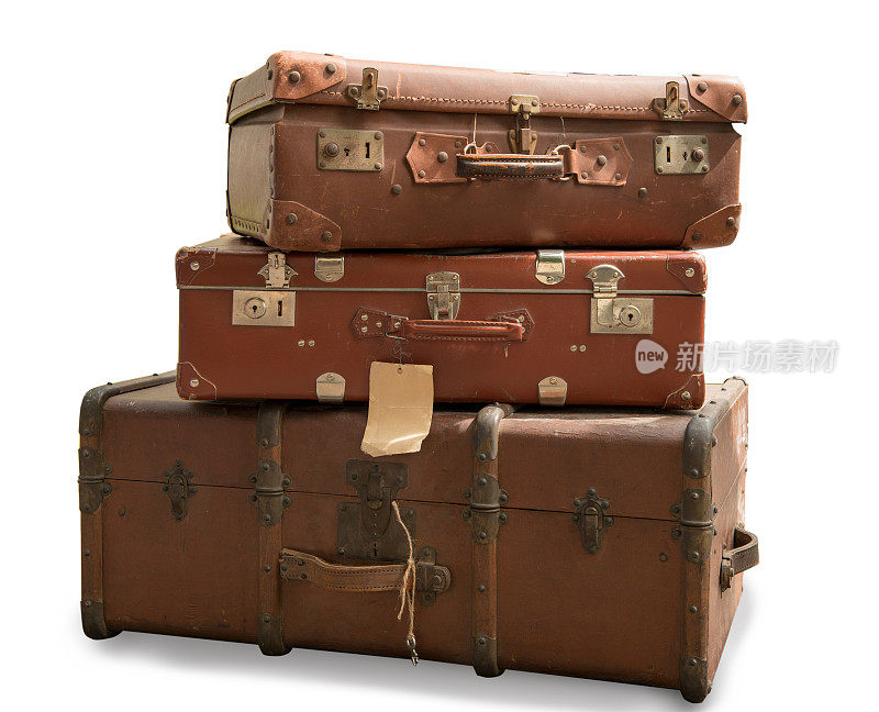 三个旧行李箱孤立在白色背景上