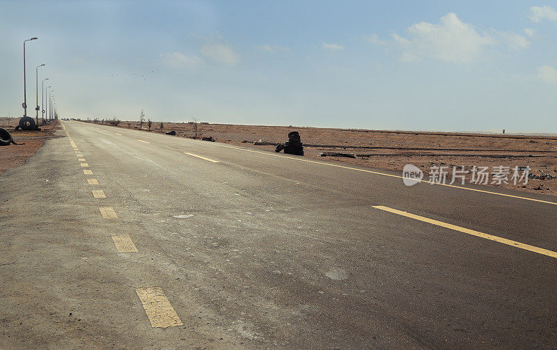 通往埃及远郊的弯弯曲曲的道路