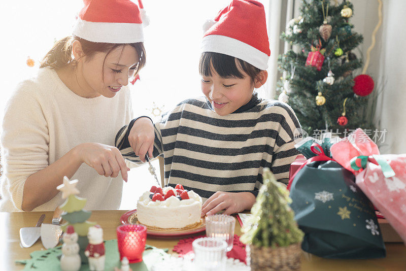 妈妈和女儿喜欢吃圣诞食品