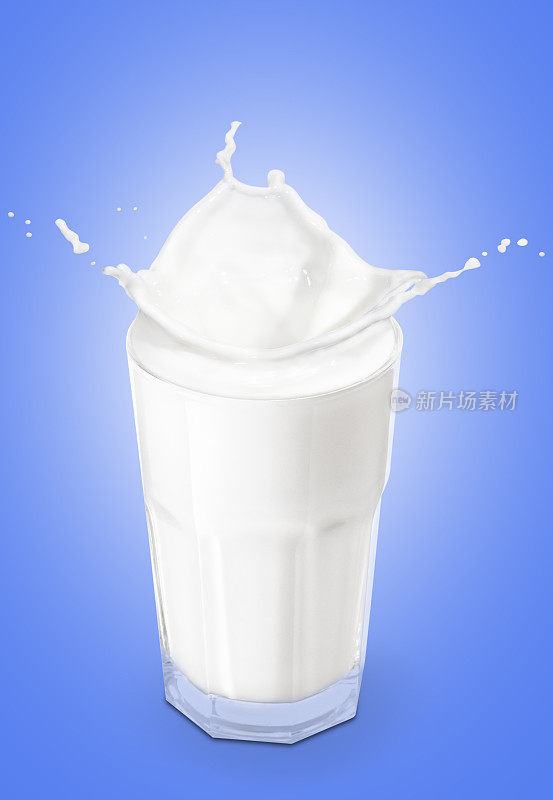 一杯溅起的牛奶