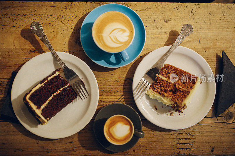 东伦敦的一家咖啡馆里，桌上放着咖啡和蛋糕