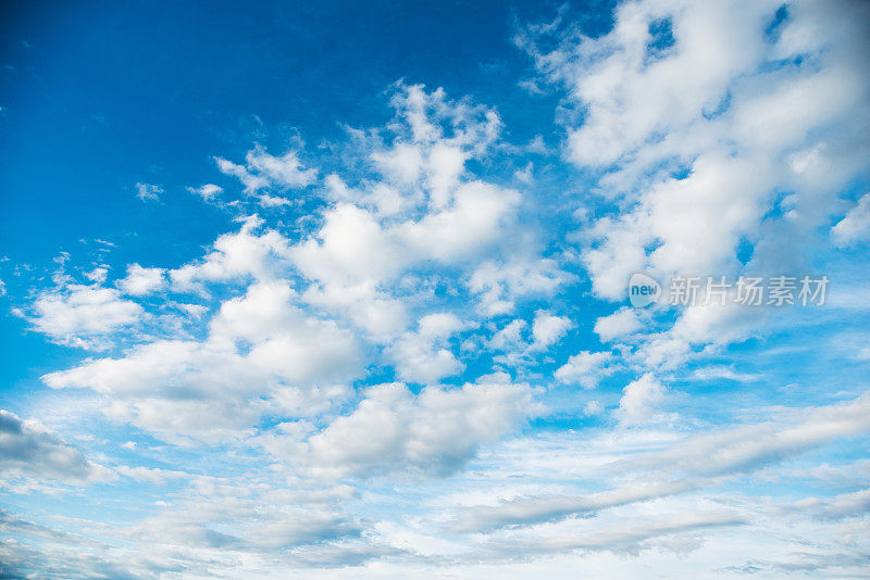 夏天蓝色天空上的云朵