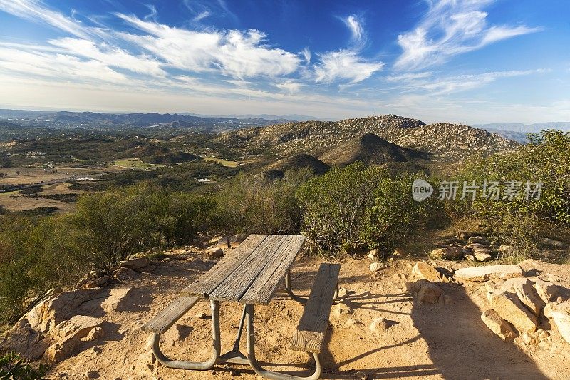 野餐桌和风景优美的圣地亚哥县景观从铁山在波韦