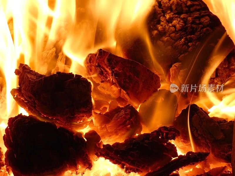 壁炉-燃烧煤块和热量的炽热火焰