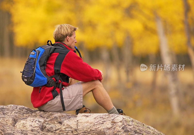 一名男子在科罗拉多州的巨石上休息