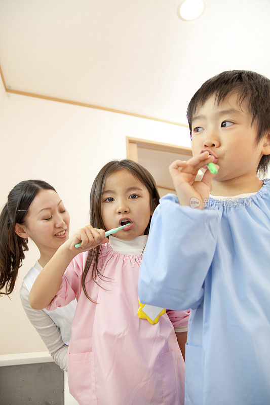 给幼儿园和幼稚园老师刷牙