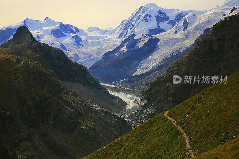 童话般的戈内格拉特风景-日出时的罗莎山和戈纳冰川:田园诗般的高山山谷和梦幻般的戏剧性的瑞士雪山国家象征，田园诗般的乡村，瓦莱州，瑞士阿尔卑斯山，瑞士