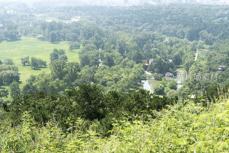 俯瞰承德避暑山庄公园的园林景观