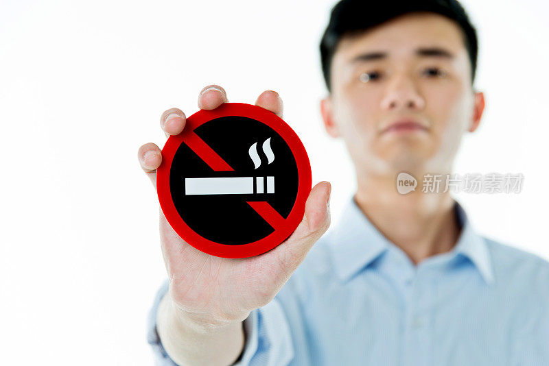 年轻人举着禁止吸烟的牌子