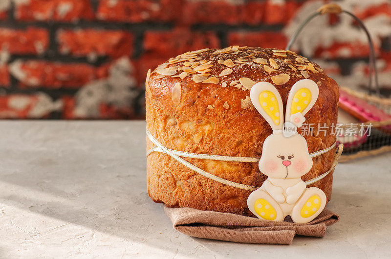 复活节正统甜面包，农家干酪库利奇和五颜六色的兔子和鸡蛋饼干。