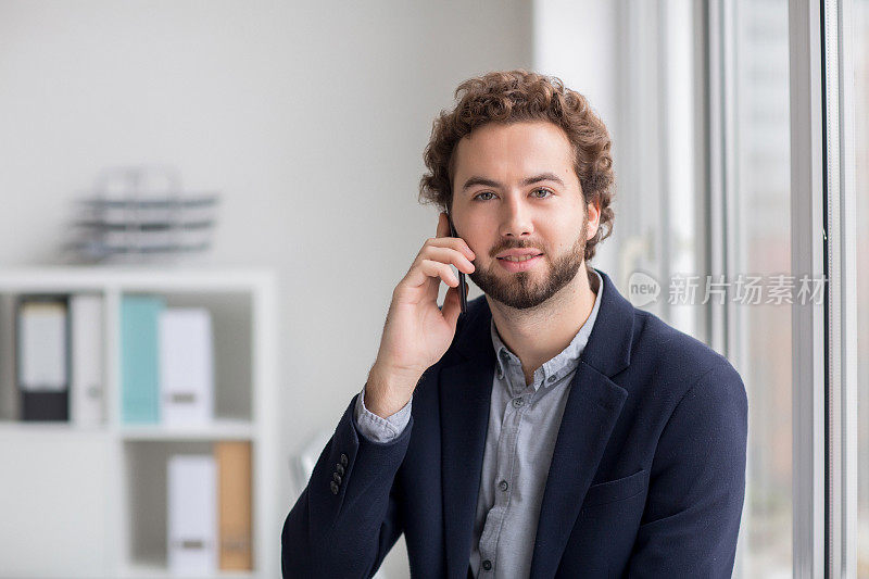 年轻开朗的销售经理在电话中交谈