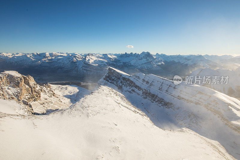 鸟瞰图-雪山，班夫国家公园，加拿大