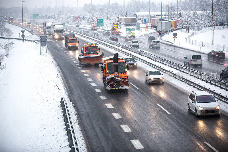 冬季交通中的扫雪机、高速公路
