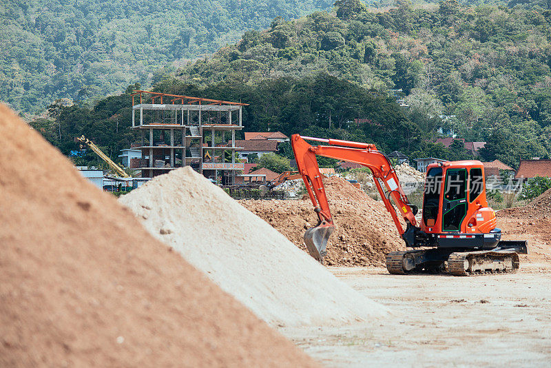 在泰国有挖掘机和机械的建筑工地