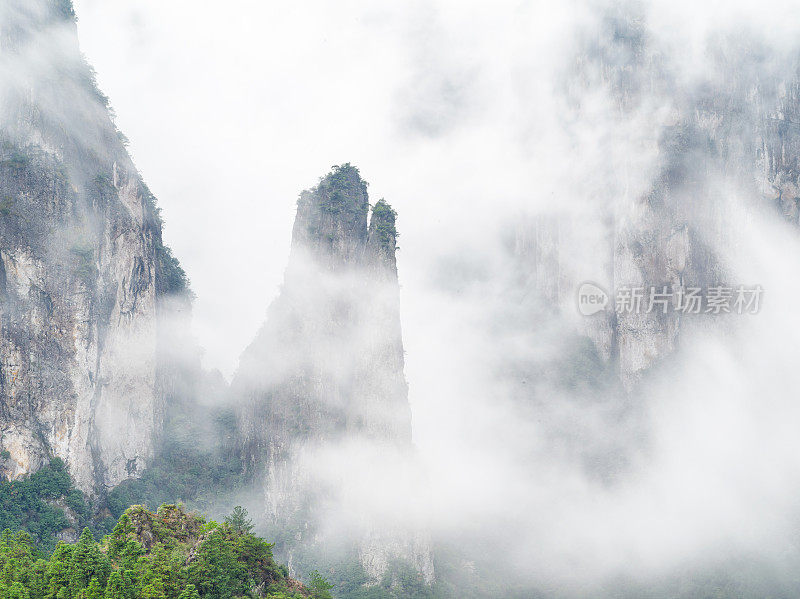 中国浙江省仙居，群山环绕，白雾缭绕。