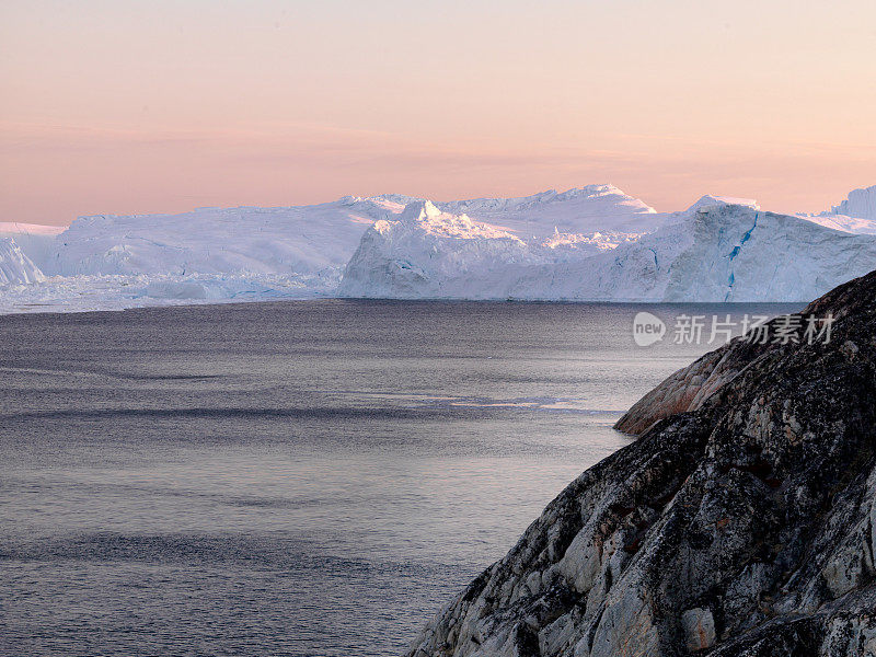 日落时北冰洋上的冰山