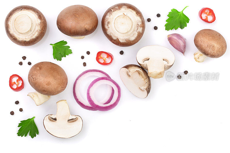 新鲜香菇与欧芹孤立在白色背景与复制空间为您的文本。俯视图