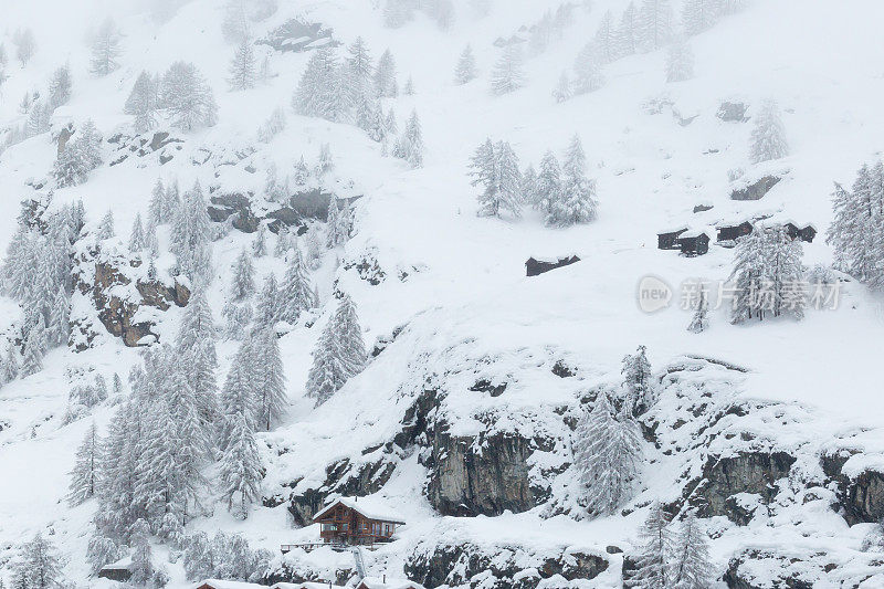 寒冷的山坡上有滑雪小屋