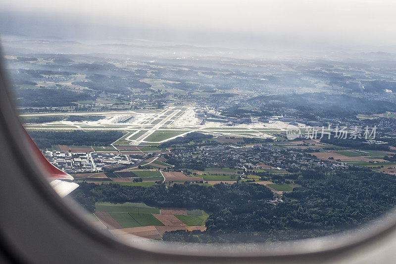 从飞机窗口往外看，瑞士苏黎世机场