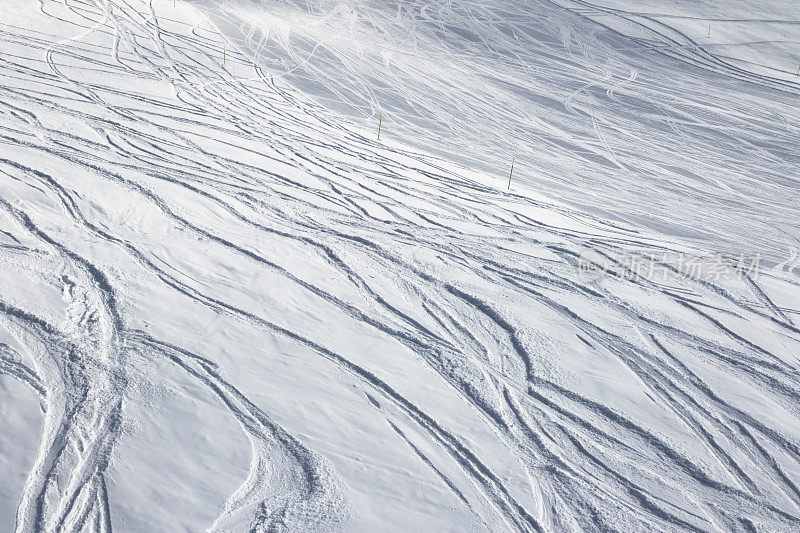 免费滑雪的斜坡和有新落雪的障碍滑雪