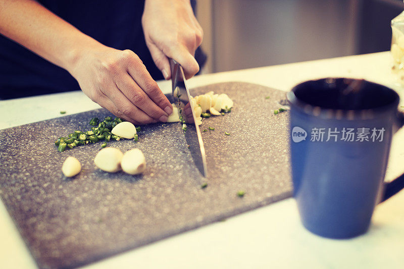 把辣椒和大蒜剁碎当午餐