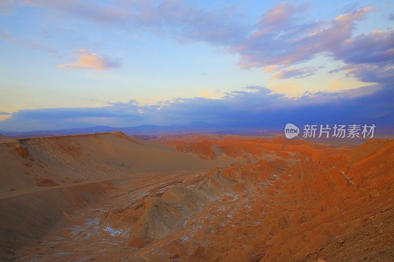 阿塔卡马沙漠月亮谷——月亮谷和死亡谷——死亡谷——在金色的夕阳下，在富有戏剧性的空灵色彩的月亮表面景观，异国情调的火山和田园般的阿塔卡马沙漠，火山景观全景-智利
