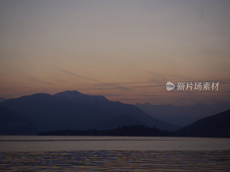 日落时分的马焦雷湖。全景