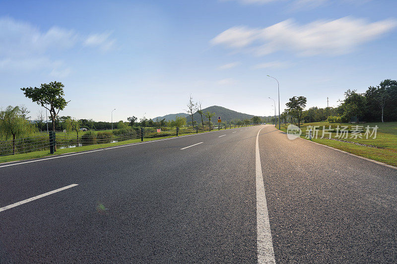 通往中国远郊的弯弯曲曲的道路